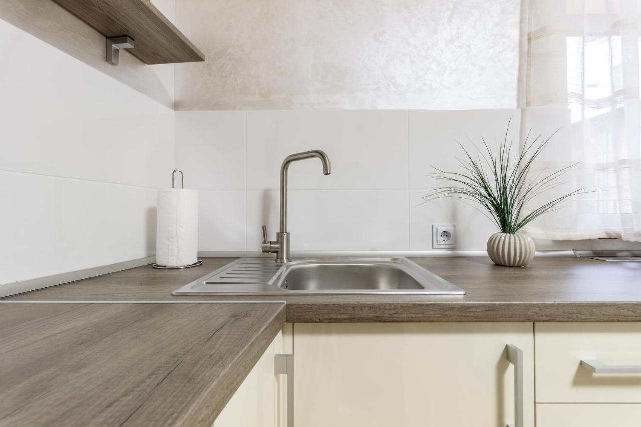 City Center Vip Studio Apartment 리비프 외부 사진